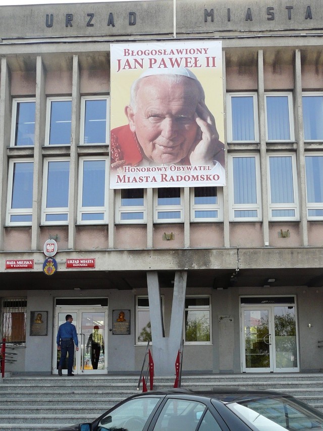 Na magistracie zawisł dziś olbrzymi wizerunek Papieża, który od 2001 roku jest honorowym obywatelem miasta