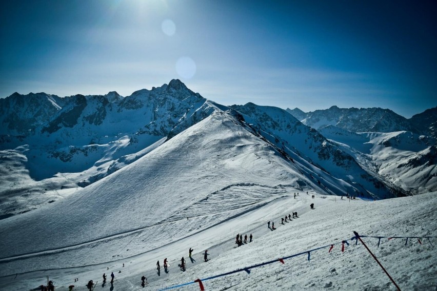 Kasprowy Wierch zimą staje się centrum narciarstwa...