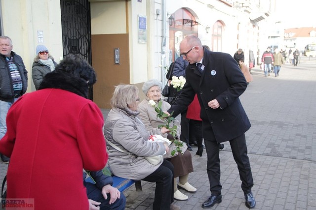 Na ulice Włocławka wyszli w piątek przedstawiciele, reprezentanci instytucji publicznych, którzy rozdawali przechodniom: przypinki z logo kampanii "Biała wstążka" dla mężczyzn oraz dla kobiet – białe róże.

Do współdziałania przeciwko przemocy włączyły się w tym roku: Miejski Ośrodek Pomocy Rodzinie, Komenda Miejska Policji, Straż Miejska, Państwowa Wyższa Szkoła Zawodowa, Kujawska Szkoła Wyższa, Urząd Miasta. 


Info z Polski - przegląd najciekawszych informacji z kraju - 23.11.2017

