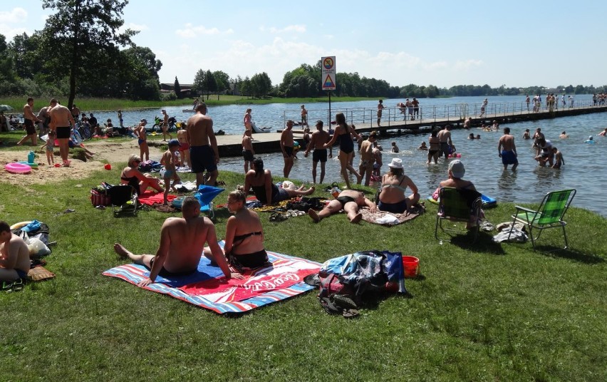 Bydgoszczanie zażywali ochłody na plaży nad Jeziorem...