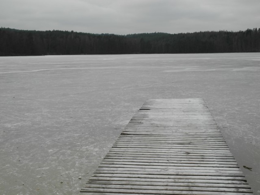 Zamarznięte jezioro Bieszkowice zimą