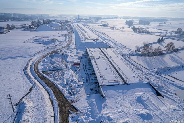 Budowa drogi S1 Dankowice - węzeł Suchy Potok w zimowej scenerii.