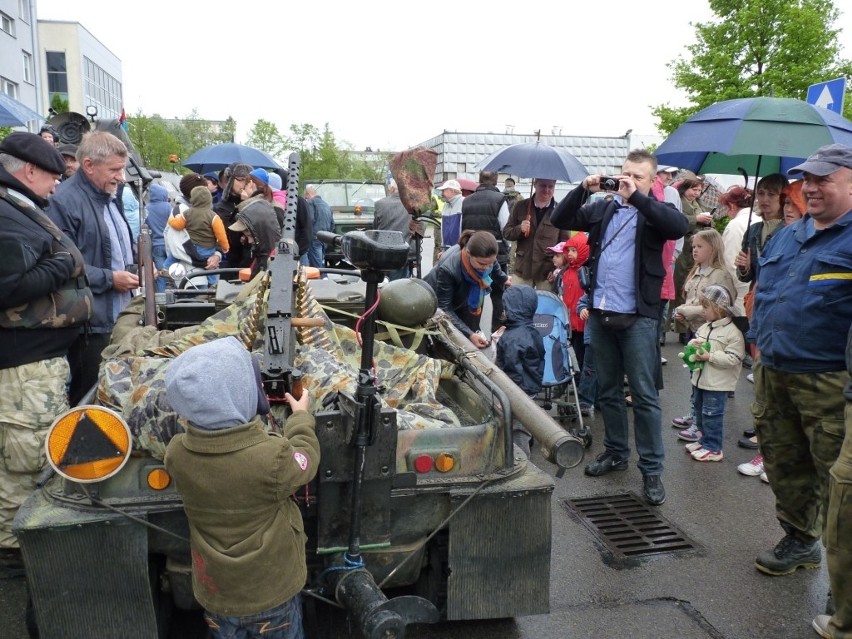 Zlot Pojazdów Militarnych Wapienniki 2012: Parada i pokaz w Radomsku [ZDJĘCIA+FILM]