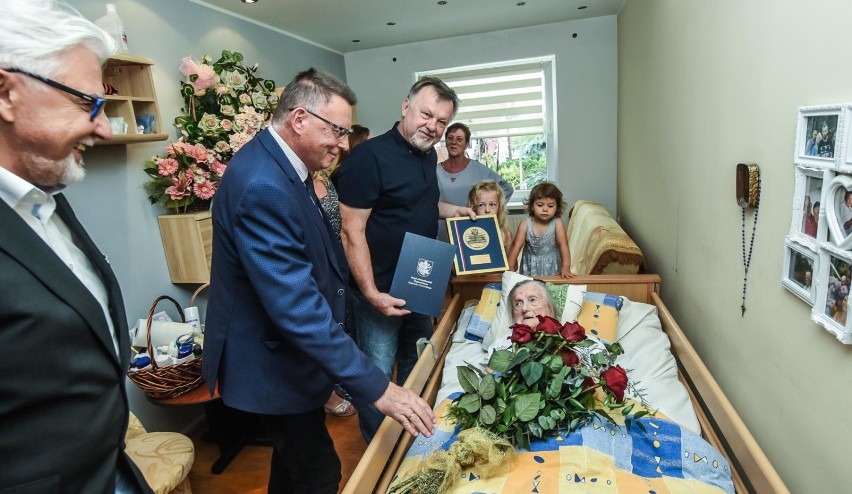 102-letnia bydgoszczanka została uhonorowana medalem,...