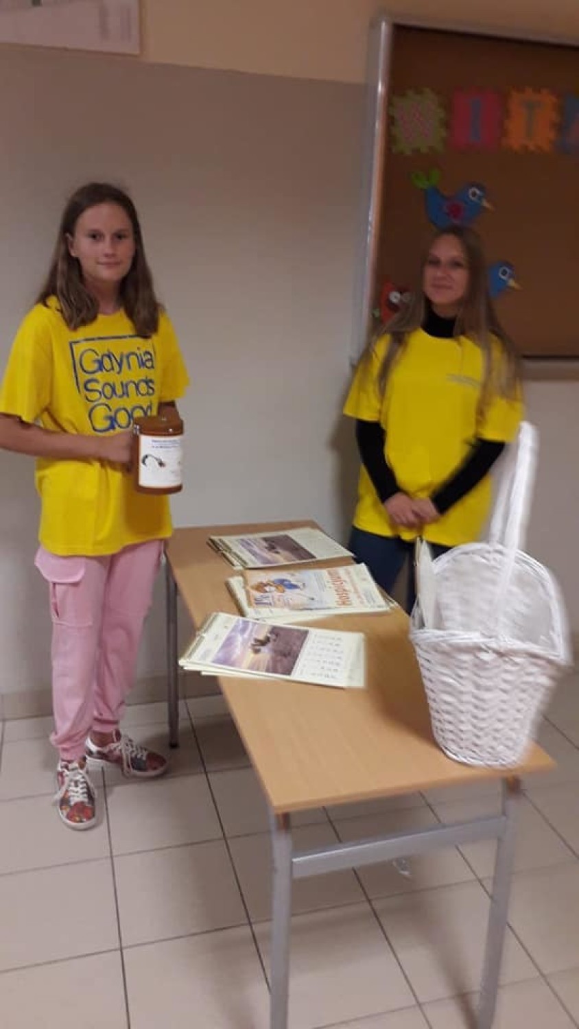 Uczniowie SP Pogórze sprzedawali kalendarze , by tak wesprzeć Hospicjum im. św.Wawrzyńca w Gdyni