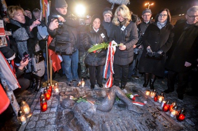 Odsłonięcie pomnika poświęconego ofiarom stanu wojennego. W tym miejscu zginął Antoni Browarczyk/13.12.2016