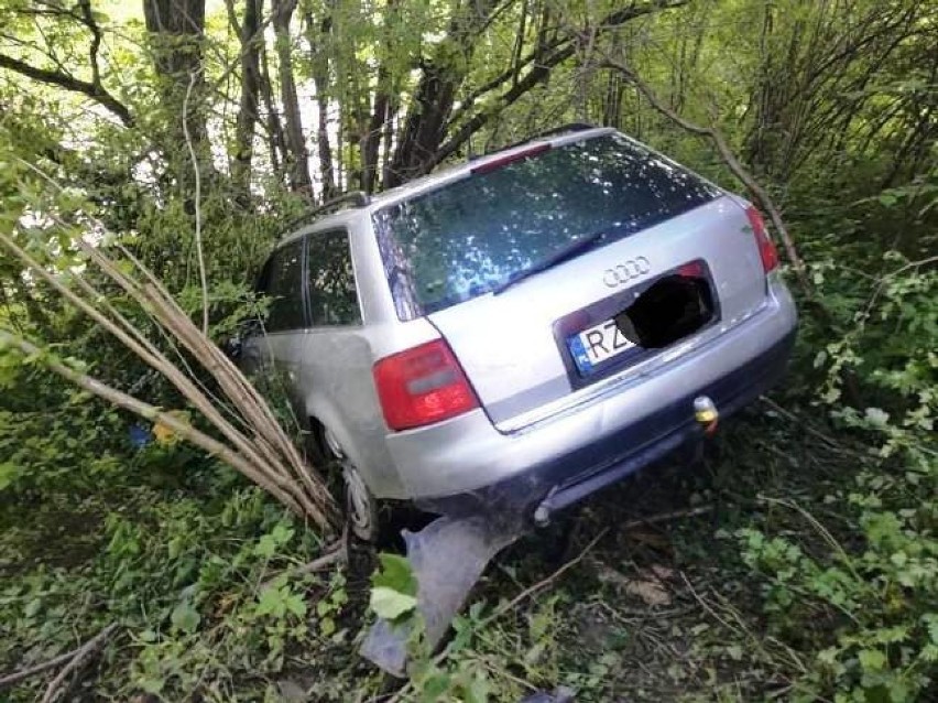 Szczawne: Strażnicy Społecznej Straży Rybackiej w Sanoku zamiast kłusownika, znaleźli wiszący nad wodą samochód