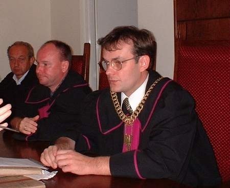 &amp;#8211; Co najmniej 20 lat musi pan odsiedzieć &amp;#8212; tłumaczył oskarżonemu sędzia Piotr Michalski (z prawej).