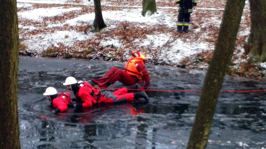 Wyciąganie tonącego spod lodu - ćwiczenia w Wejherowie