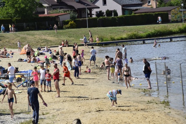 Pogoda dopisuje, więc skierniewiczanie wylegli nad zalew Zadębie, aby skorzystać ze słońca, wody i sprzętu wodnego. Byli też odważni, którzy skorzystali z wyciągu do nart wodnym. Nad odpoczywającymi czuwali ratownicy.