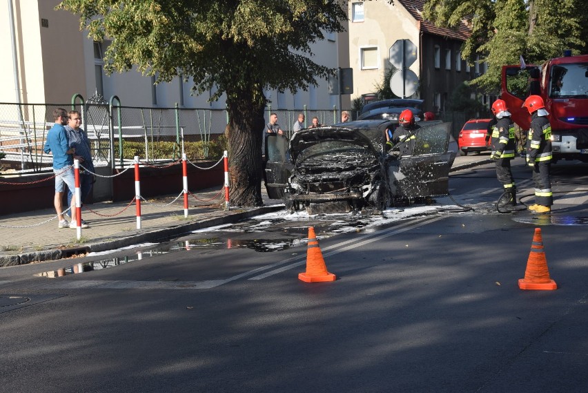 Na ul. Mickiewicza w Kościanie spłonął samochód