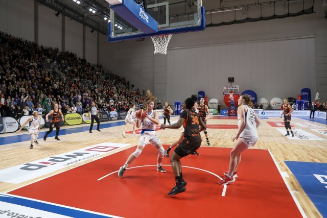 Pierwszy mecz gorzowskich koszykarek w Arenie Gorzów zakończył się zwycięstwem nad polkowiczankami 93:89.