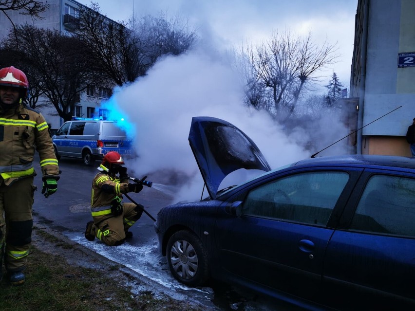 Pożar samochodu przy ul. Skłodowskiej - Curie w Zduńskiej Woli ZDJĘCIA