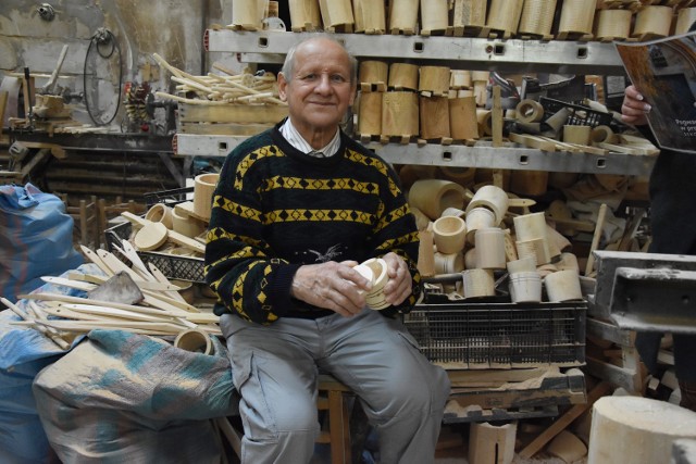 Roman Bodak, snycerz z Ropicy Górnej potrafi z kawałka drewna stowrzyć wyjąrkowe przedmioty