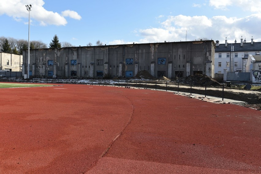 Trwa przebudowa stadionu miejskiego w Jarosławiu. Po remoncie będzie na nim m.in. miejsce do uprawiania dyscyplin lekkoatletycznych [FOTO]