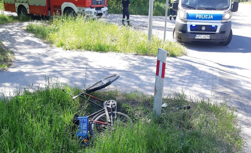 79-latek jadący na tym rowerze trafił do szpitala