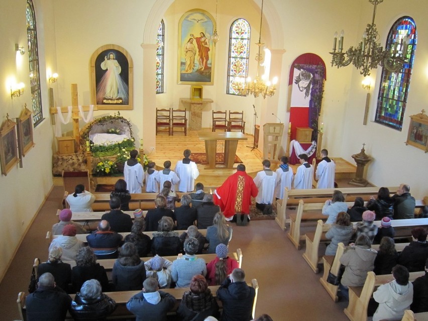 Białogarda: Wielki Piątek w parafii pw. św. Jana Chrzciciela w Białogardzie