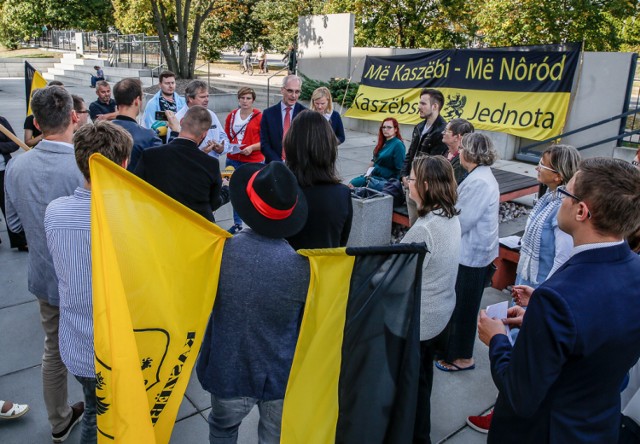 Protest ws. likwidacji etnofilologii kaszubskiej przed Uniwersytetem Gdańskim 17.09.2018. [zdjęcia]