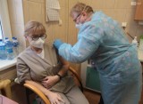 Ruszyły szczepienia przeciw koronawirusowi. Pierwsze osoby w Szczecinie zaszczepione