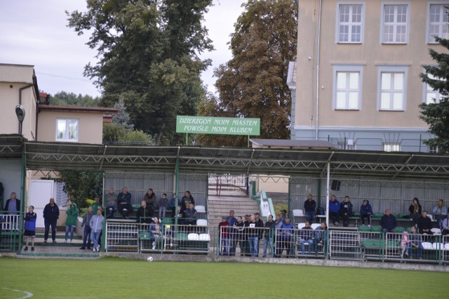 Na meczu pucharowym trybuny stadionu w Dzierzgoniu powinny wypełnić się kibicami - to zdjęcie z meczu ligowego z Olimpią Sztum