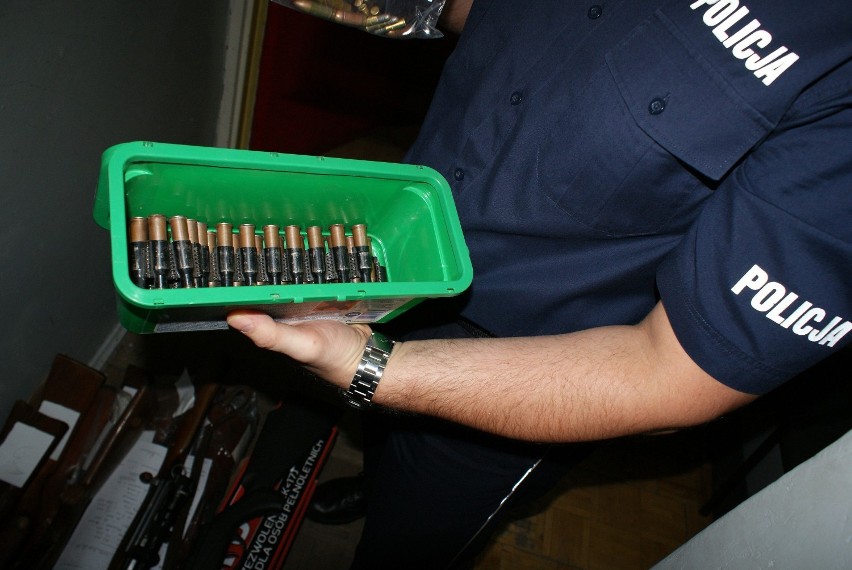 Nielegalna broń palna, alkohol i tytoń. 51-latek z powiatu wieluńskiego zatrzymany