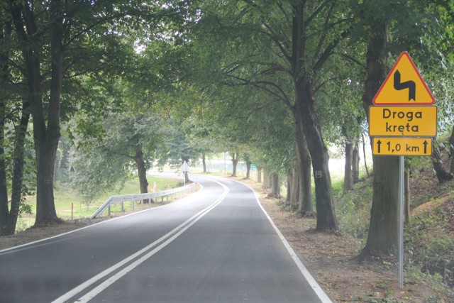 Droga Powiatowa Łężeczki - Białokosz. Powiat Międzychodzki za 4 km nowej nakładki zapłacił ponad 3,5 mln zł. W tym roku będzie jeszcze remont 1,2 km tej drogi.