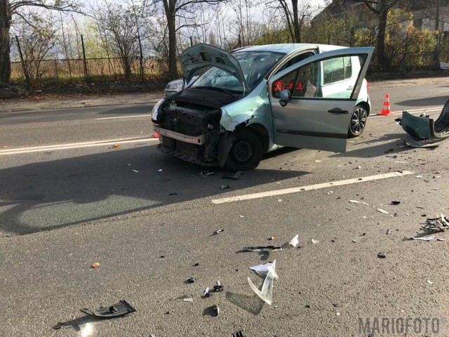 W środę przed południem na ulicy Plebiscytowej w Opolu doszło do zderzenia renault modus i opla insigni. Mimo tego, że renault został poważnie zniszczony, nikomu nic się nie stało. Policjanci z opolskiej drog&oacute;wki, ustalają teraz przyczyny kolizji.