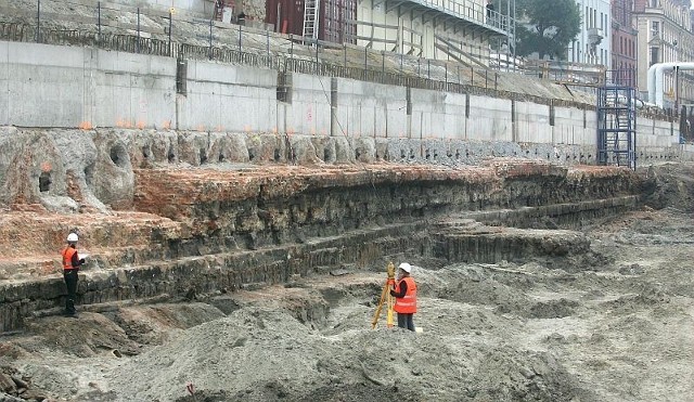 Odkryty fragment muru ma ponad sto metrów. Nie ma jednak wątpliwości, że fortyfikacje w tym miejscu są dłuższe