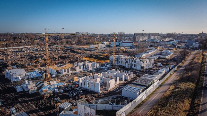 Ulica Podleśna. Jak na drożdżach rosną nowe bloki. Między Stargardem a Żarowem powstaje duże osiedle Harmonia Park