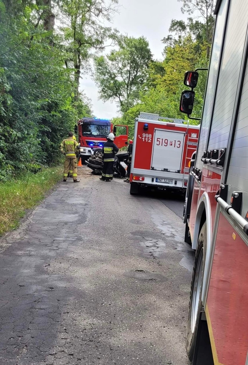 Poważny wypadek na trasie Opalenica - Lwówek. VW uderzył w drzewo [ZDJĘCIA]
