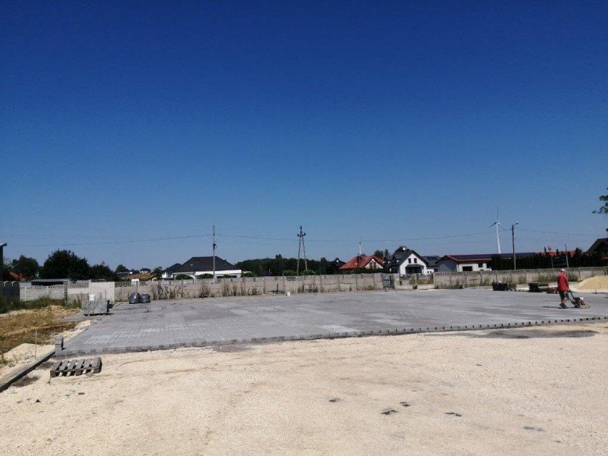 Modernizacja targowiska w Działoszynie wkrótce się zakończy. Gmina dołożyła do inwestycji 900 tysięcy w wyniku ugody sądowej FOTO