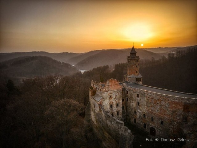 Zamek Grodno to ponad 700 lat historii. Początki średniowiecznej warowni w tym miejscu sięgają czasów Piastów Śląskich. Pod koniec XVI w. zamek został przebudowany na renesansową rezydencję. Dziś Zamek Grodno jest jedną z najważniejszych i najlepiej zachowanych warowni na terenie Dolnego Śląska. W zamku możemy zobaczyć wiele z zachowanych średniowiecznych murów, jak i niektóre z ocalałych renesansowych pomieszczeń, a widok rozciągający się z zamkowej wieży należy do jednych z najpiękniejszych w okolicy.

Cennik:
bilet normalny, Zamek Grodno: 26zł
bilet ulgowy, Zamek Grodno: 21zł

Zwiedzanie:
od poniedziałku do piątku od 9:00 do 18:00, ostatnie wejście o 17:00,
w soboty, niedziele i święta od 9:00 do 19:00, ostatnie wejście o 18:00.