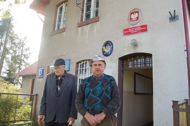 Pod petycją o pozostawieniu filii podpisali się, m.in. Kazimierz Dubiela (z lewej) i Leon Trybun