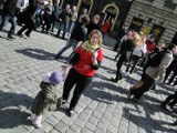 Tańczyli Belgijkę na Starym Rynku