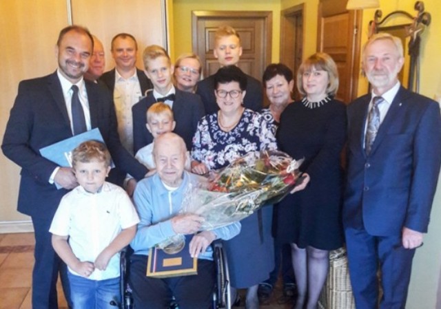 Na zdjęciu Jan Ciemnoczołowski podczas swoich setnych urodzin. Dziś, tj. 5 lutego 2021 roku, skończył natomiast 105 lat!