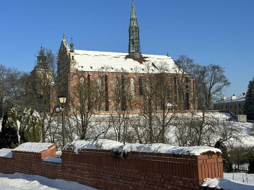 Śnieg bieli się z dachu Bazyliki Katedralnej