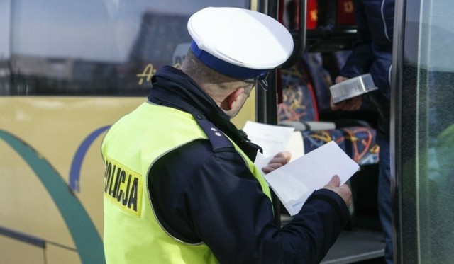 Podczas kontroli sprawdzany jest przede wszystkim stan techniczny autobusu i jego wyposażenie, uprawnienia kierującego oraz stan trzeźwości.