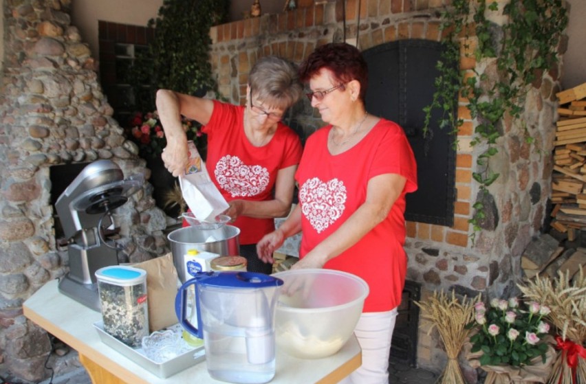 Starosta i proboszcz na warsztatach wypieku chleba w Ociążu