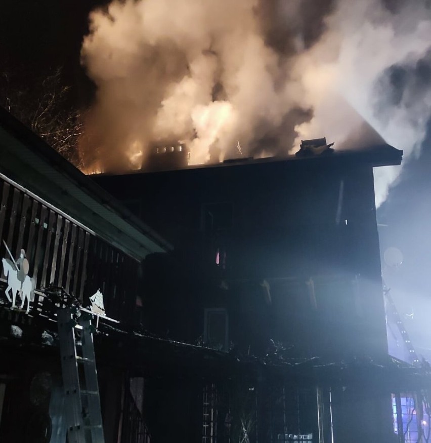 W sobotę 5 marca strażacy walczyli z pożarem domu w...