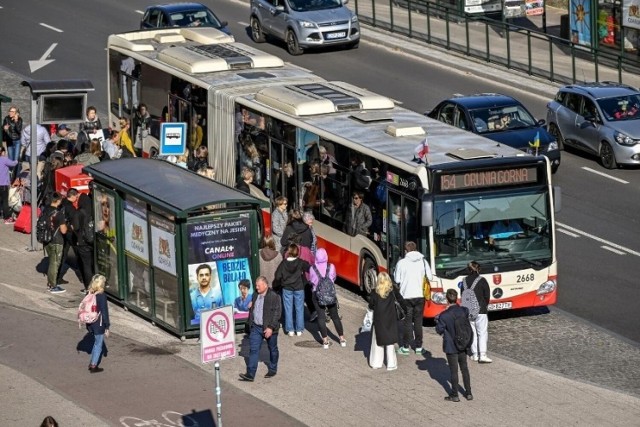 Komunikacja zastępcza na trasie Węzeł Kliniczna - Nowy Port z powodu zderzenia tramwaju z samochodem osobowym