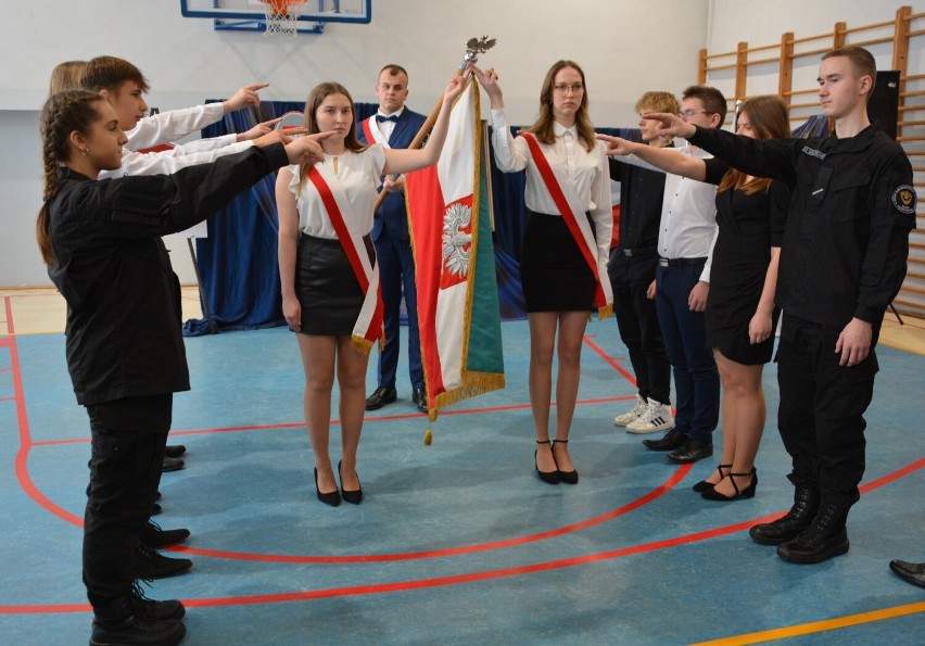 Ślubowanie uczniów klas pierwszych w ZSP 1 w Radomsku. ZDJĘCIA