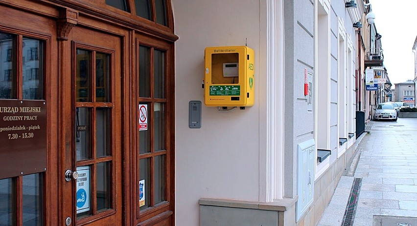 Defibrylator AED na ścianie gorlickiego ratusza