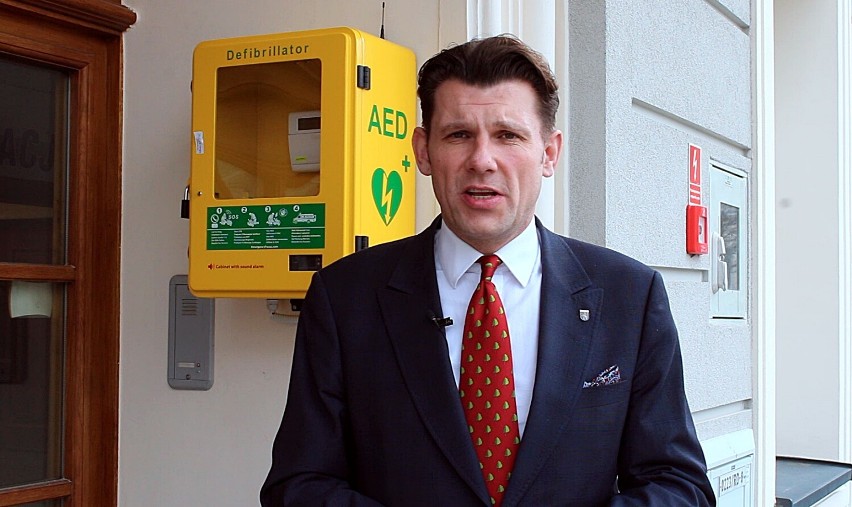 Defibrylator AED na ścianie gorlickiego ratusza