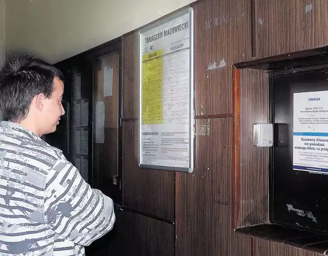 Zamknięte na cztery spusty kasy biletowe na tomaszowskim dworcu odstraszają pasażerów