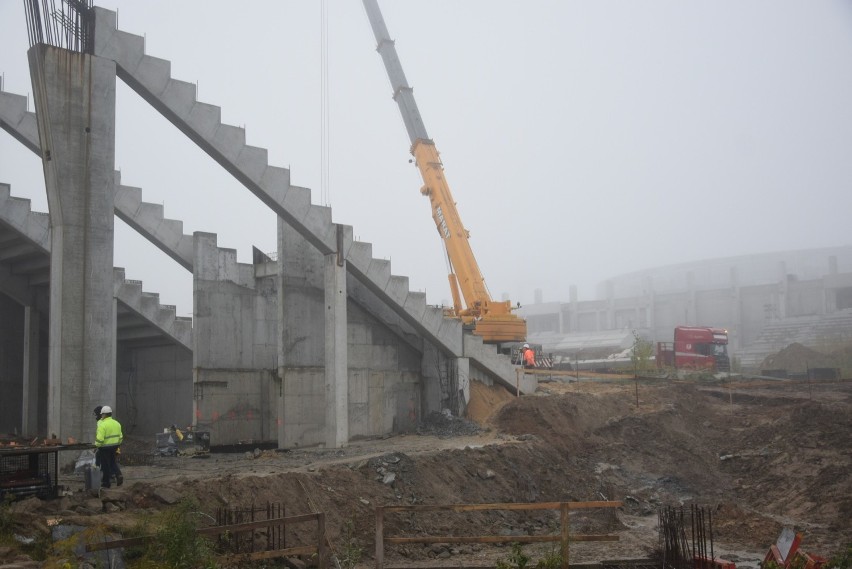 Dużo ciężkiego sprzętu na budowie nowego stadionu dla Radomiaka. Trwają prace przy trybunie północnej (ZDJĘCIA)