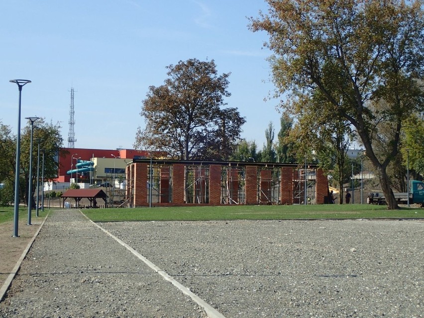 Włocławski park z tygodnia na tydzień coraz bardziej pięknieje. Prace mają się zakończyć wiosną 2019 roku [zdjęcia]