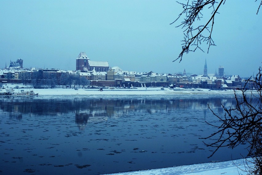 Bezpieczniej, zwłaszcza zimą, Toruń podziwia się z lądu