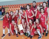 Dziewczęta i chłopcy ze Szkoły Podstawowej nr 14 walczą w mistrzostwach województwa w minikoszykówce (Foto)