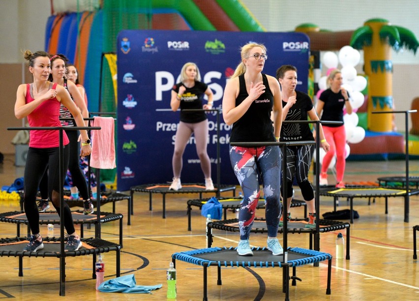 Maraton fitness 2022 w przemyskiej hali sportowej. Kilka godzin aktywności fizycznej w wykonaniu kobiet z Przemyśla [ZDJĘCIA]