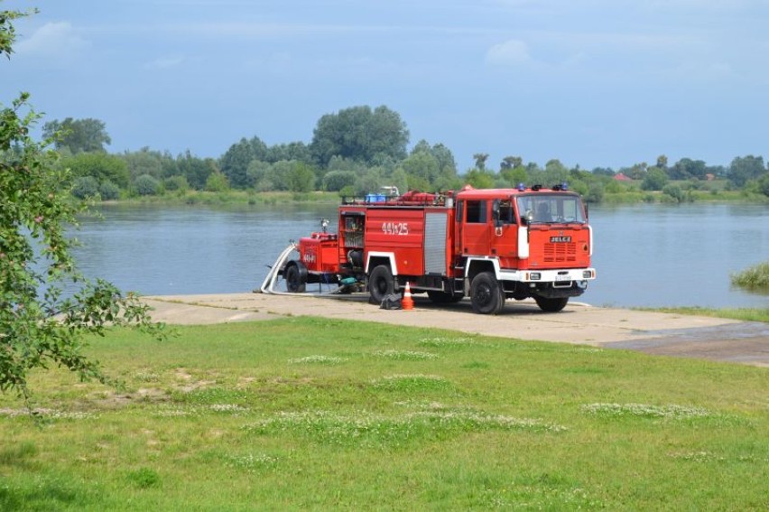 Ćwiczenia strażaków nad Wisłą